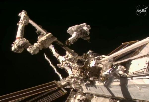 Image extraite d'un flux vidéo en direct de la NASA, datée du 25 août 2026, montre l'astronaute de la NASA Anil Menon (à gauche) et l'astronaute de l'ESA Sophie Adenot (à droite) lors de leur sortie dans l'espace à l'extérieur de la Station spatiale internationale (ISS)