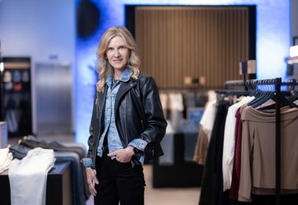 La PDG de Levi Strauss & Co Michelle Gass pose le 2 mars 2026 dans un magasin Levi's à Paris