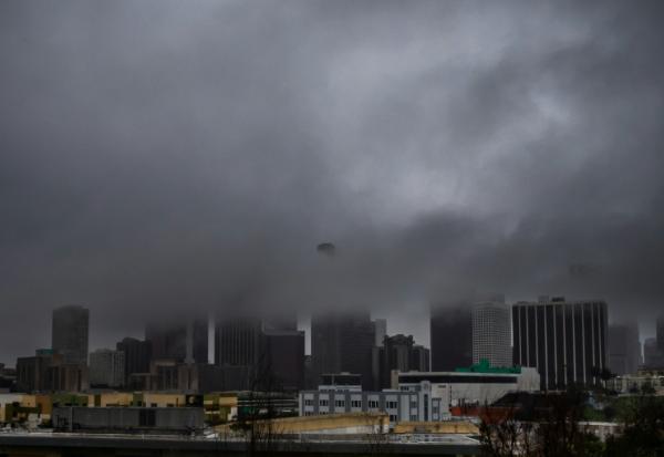 Nuages noirs et fortes pluies sur le centre-ville de Los Angeles, le 24 décembre 2025 en Californie