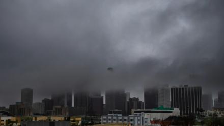 Nuages noirs et fortes pluies sur le centre-ville de Los Angeles, le 24 décembre 2025 en Californie