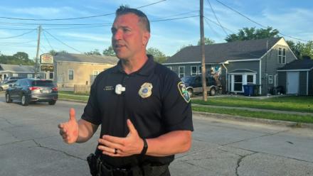 Le caporal Chris Bordelon, de la police de Shreveport, s'adresse à la presse en face de l'une des maisons des enfants ont été tués dans des violences intrafamiliales, le 19 avril 2026 à Shreveport, en Louisiane