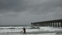 Une personne regarde les vagues se former à Pensacola Beach, en Floride, le 9 octobre 2026