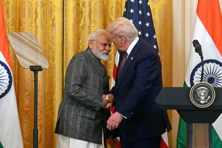 Narendra Modi et Donald Trump se serrent la main lors d'une conférence de presse à la Maison Blanche, le 13 février 2025