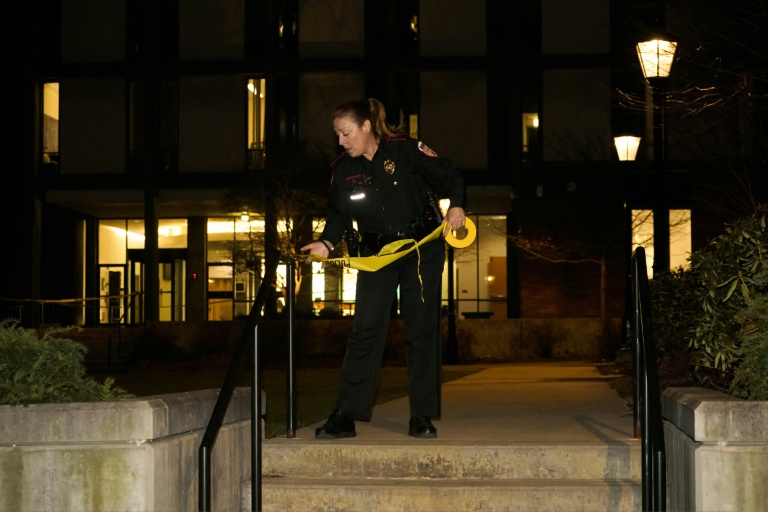 Une policière de l'université Brown délimite le périmètre autour du bâtiment Barus & Holley où ont eu lieu des tirs, le 13 décembre 2025, à Providence (Rhode Island)