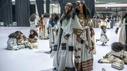 Des Tigréennes, en robes et coiffures traditionnelles, célèbrent à Addis Abeba, le 22 août 2026, la fête d'Ashenda, originaire du Tigré