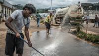 Des bénévoles nettoient les rues en prévision de l'arrivée attendue du Premier ministre Abiy Ahmed dans sa ville natale, Beshasha, en Ethiopie, le 28 mai 2026