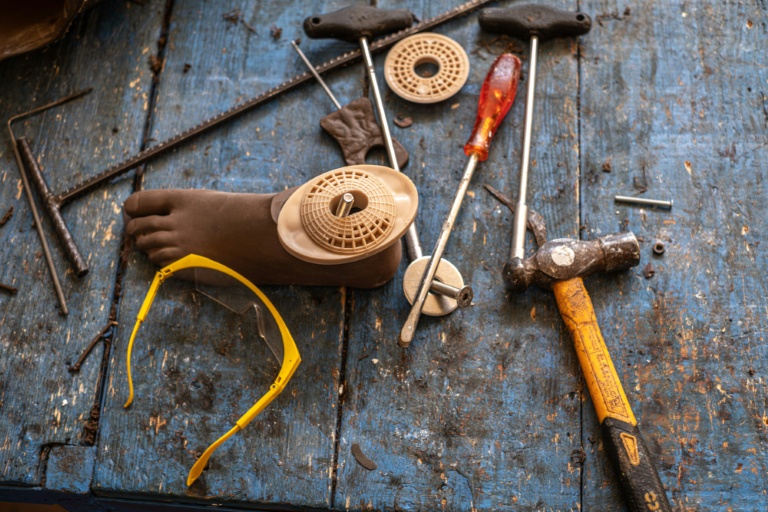 Des outils utilisés par un technicien orthopédiste sont visibles dans l'atelier technique du centre de rééducation physique de Bahir Dar, le 9 décembre 2025