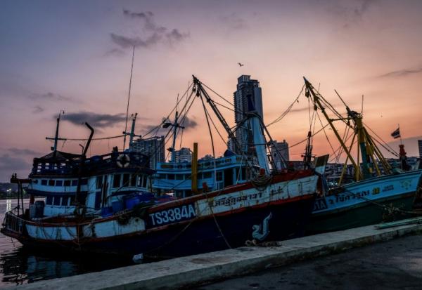 Des bateaux de pêche amarrés à un quai à Si Racha le 18 mars 2026