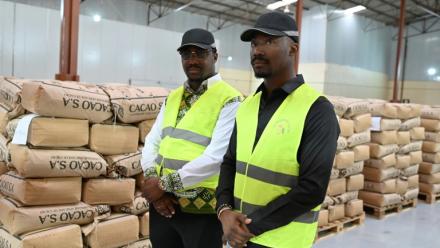 Les frères jumeaux Fousseni (d) et Alahassane Diakité, dans leur usine de chocolat, à Divo, en Côte d'Ivoire, le 20 octobre 2025
