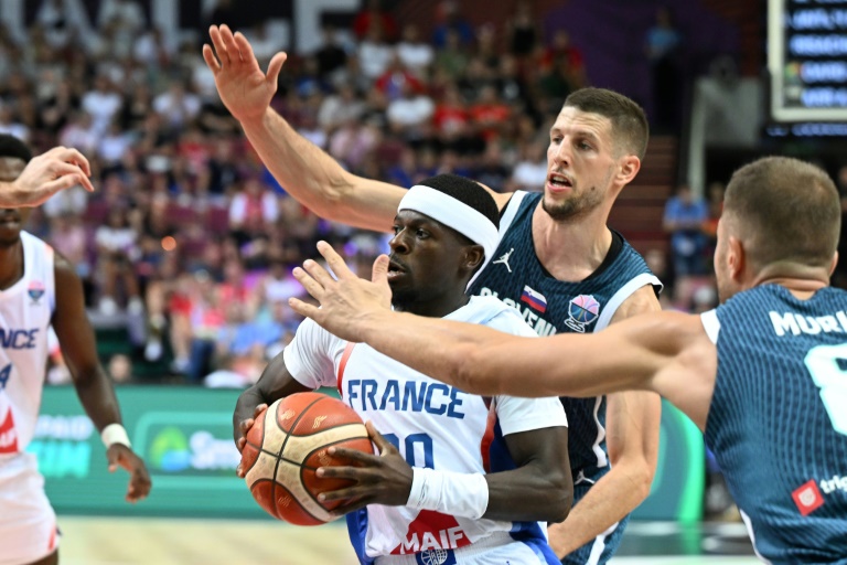 Inarrêtable, le meneur de jeu de l'équipe de France Sylvain Francisco résiste aux Slovènes Edo Muric et Gregor Hrovat dans le groupe D de l'Euro à Katowice, le 30 août 2025