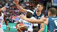 Inarrêtable, le meneur de jeu de l'équipe de France Sylvain Francisco résiste aux  Slovènes Edo Muric et Gregor Hrovat dans le groupe D de l'Euro à Katowice, le 30 août 2025 
