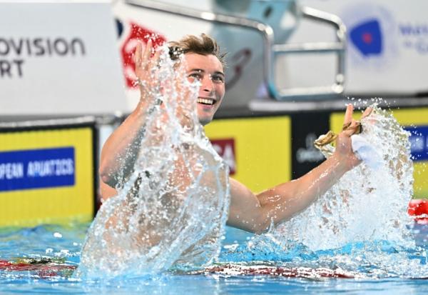 La joie du Français Maxime Grousset, médaillé d'argent sur 50 m papillon, aux Championnat d'Europe, le 11 août 2026 à Saint-Denis