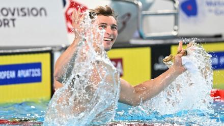La joie du Français Maxime Grousset, médaillé d'argent sur 50 m papillon, aux Championnat d'Europe, le 11 août 2026 à Saint-Denis