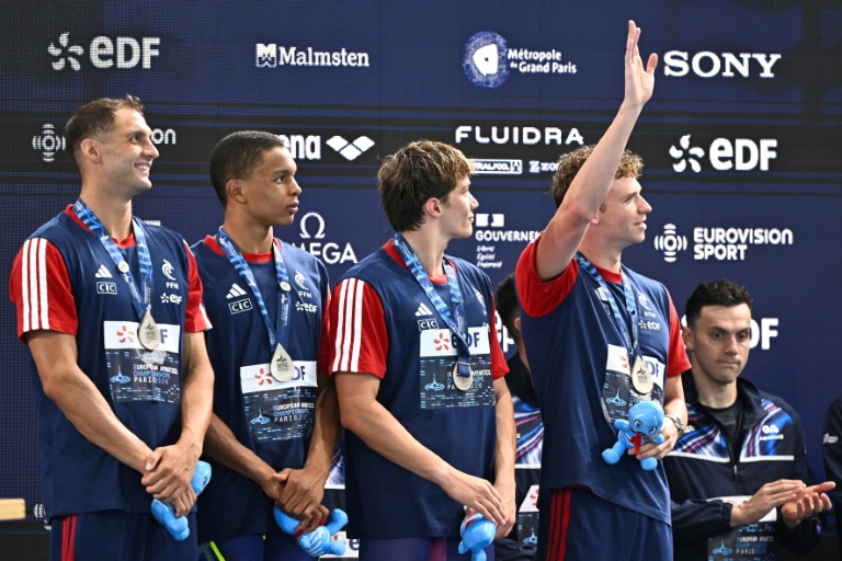 L'équipe de France, lancée par Léon Marchand (bras levé) et avec Roman Fuchs, Sauveur Cristofini et Pierre Largeron, a décroché la médaille d'argent du 4x200 m aux Europes de natation au Centre aquatique olympique de Saint-Denis, le 10 août 2026.