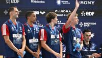 L'équipe de France, lancée par Léon Marchand (bras levé) et avec Roman Fuchs, Sauveur Cristofini et Pierre Largeron, a décroché la médaille d'argent du 4x200 m aux Europes de natation au Centre aquatique olympique de Saint-Denis, le 10 août 2026.