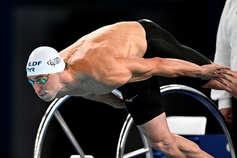 Maxime Grousset plonge dans la demi-finale du 50 m papillon au centre aquatique olympique de Saint-Denis, u nord de Paris, le 10 août 2026 