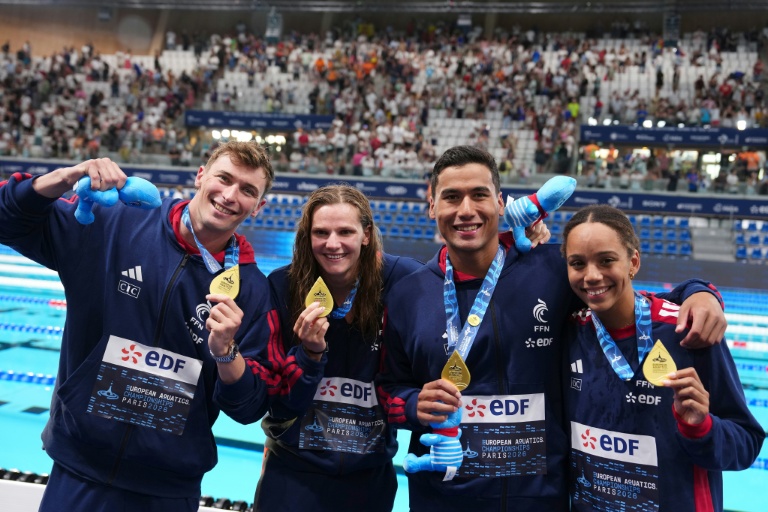 Le relais mixte 4x100 4 nages français, de g à d Maxime Grousset, Marie Wattel, Carl Aitkaci et Mary-Ambre Moluh, sacré champion d'Europe, le 11 août 2026 à Saint-Denis