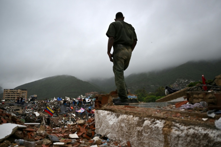 Un militaire vénézuélien devant des immeubles effondrés lors d'un double séisme à Caraballeda, au Venezuela, le 11 juillet 2026