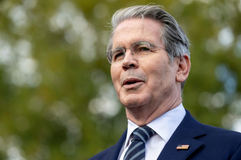 Le ministre américain des Finances Scott Bessent répond aux questions de journalistes à l'extérieur de l'aile ouest de la Maison Blanche, le 22 octobre 2025 à Washington
