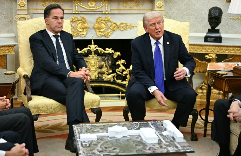 Le président américain Donald Trump (d) et le secrétaire général de l'Otan, Mark Rutte, dans le Bureau ovale de la Maison Blanche, le 22 octobre 2025 à Washington