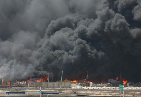 Photo fournie par la Croix rouge iranienne le 28 avril 2025 de l'immense incendie qui ravage le 
port de  Shahid RajaÏ depuis samedi