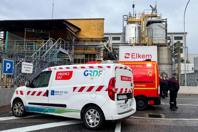 Des camions de pompiers devant l'usine chimique Elkem Silicones, après une explosion, le 22 décembre 2025 à Saint-Fons, dans le Rhône