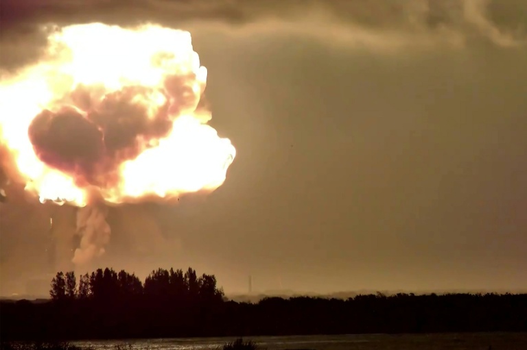 Capture d'écran d'une vidéo partagée sur les réseaux sociaux par @JConcilus et montrant l'explosion de la fusée New Glenn le 28 mai 2026 à Cap Canaveral en Floride