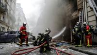 Des pompiers éteignent un incendie à la suite de l'explosion d'une boulangerie, à l'angle des rues Sainte-Cécile et de Trévise, dans le centre de Paris, le 12 janvier 2019