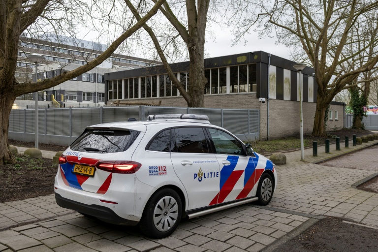 Une voiture de police devant une école juive où une explosion s'est produite, le 14 mars 2026 