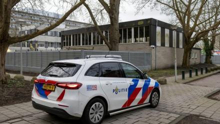 Une voiture de police devant une école juive où une explosion s'est produite, le 14 mars 2026 
