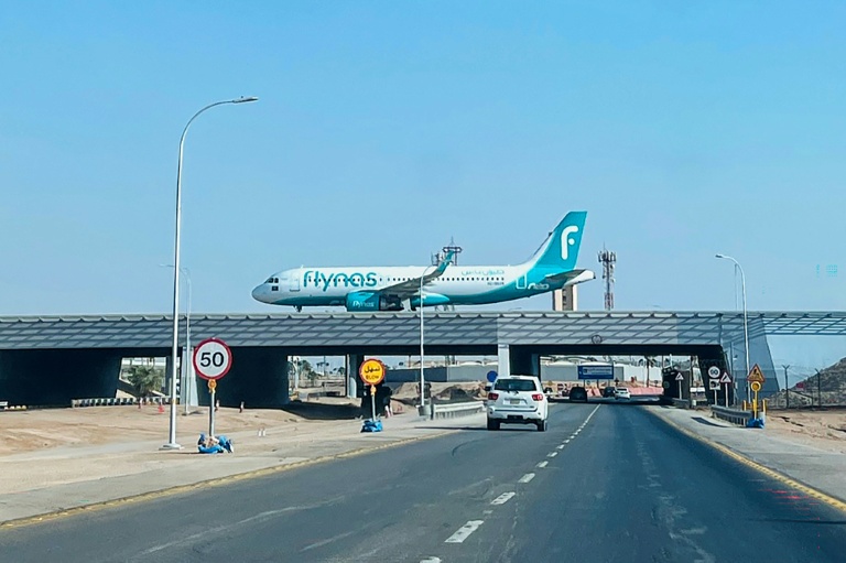 Un vol de la compagnie Flynas atterrit à l'aéroport international King Khalid à Ryad, pris pour cible dans le cadre du conflit avec les Houthis, le 19 septembre 2026