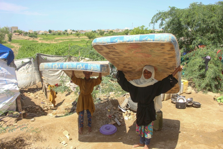 Une famille de déplacés au Yémen porte des matelas après avoir dû fuir sa maison en raison des combats entre les Houthis et les forces gouvernementales à Hajjah, le 7 octobre 2026