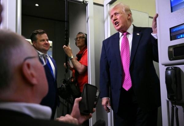 Le président américain Donald Trump s'adresse aux journalistes à bord d'Air Force One, à destination de la base Andrews, dans le Maryland, le 29 mars 2026