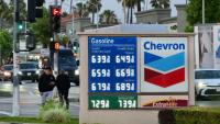 Sur une station essence Chevron dans la région de Los Angeles, le 30 avril 2026