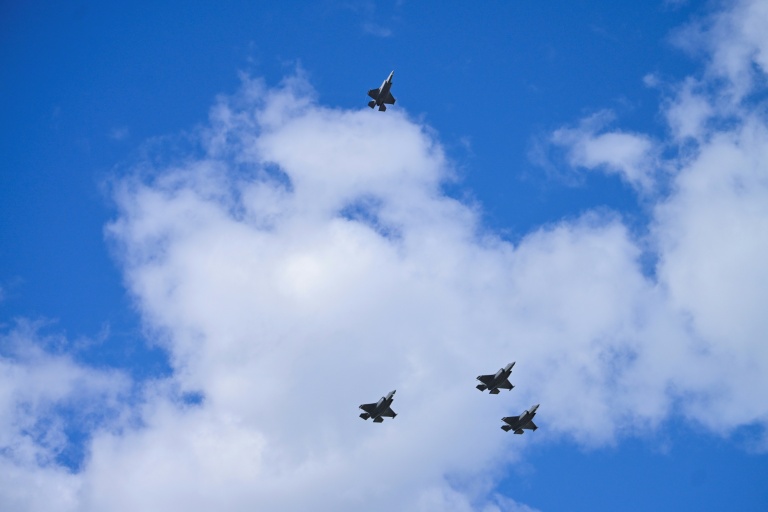 Des chasseurs F-35 des forces armées norvégiennes survolent le centre d’Oslo, en hommage au roi Harald V, après la cérémonie funèbre à la cathédrale d’Oslo, le 9 septembre 2026