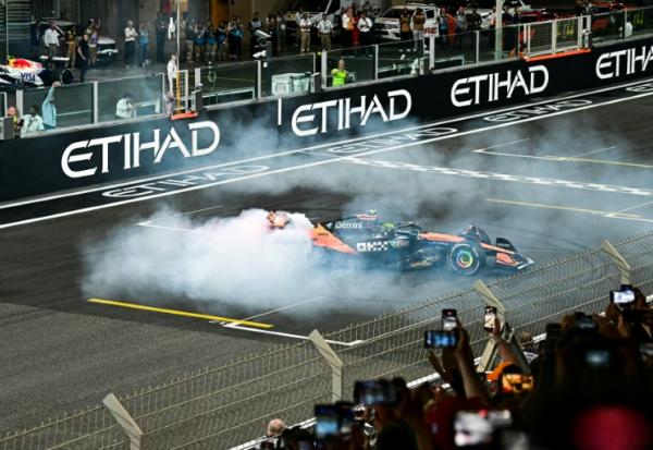 Lando Norris célèbre son premier titre de champion du monde de Formule 1, le 7 décembre 2025 à Abou Dhabi