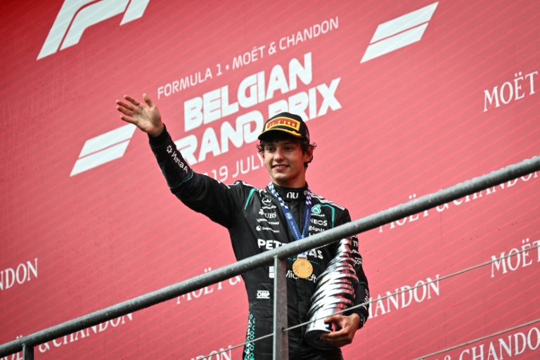 L'Italien Kimi Antonelli salue la foule avec son trophée du Grand Prix de Belgique de Formule 1, sur le podium du circuit de Spa-Francorchamps, le 19 juillet 2026