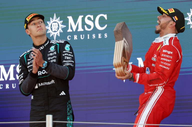 Lewis Hamilton (à droite) avec George Russell à Montmelo le 14 juin 2026