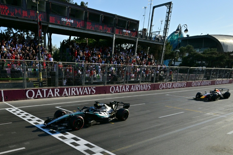 George Russell passe la ligne d'arrivée du GP d'Azerbaïdjan victorieux au volant de sa Mercedes devant la Red Bull du Néerlandais Max Verstappen (2e) le 26 septembre 2026 à Bakou 
