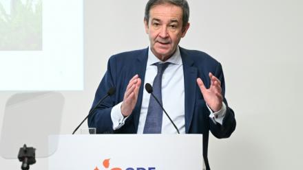 Le PDG d'EDF Bernard Fontana s'exprime lors de la présentation des résultats du groupe, le 20 février 2026 à Paris