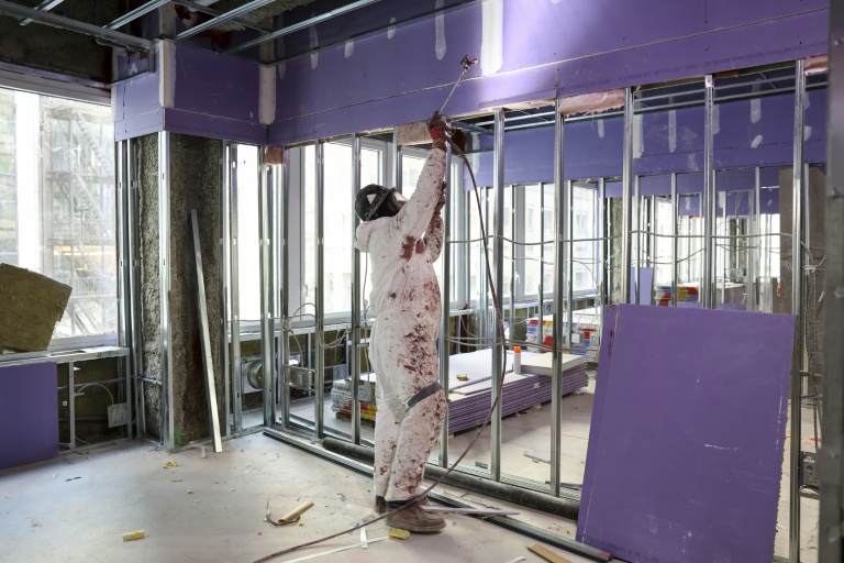 Sur le chantier de conversion d'un immeuble de bureaux en logements à New York, le 10 avril 2026