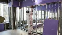 Sur le chantier de conversion d'un immeuble de bureaux en logements à New York, le 10 avril 2026