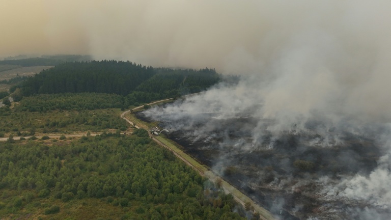 Plan aérien d'un feu de forêt dans le parc naturel des Hautes Fagnes, à Waimes, dans l'est de la Belgique, le 15 août 2026