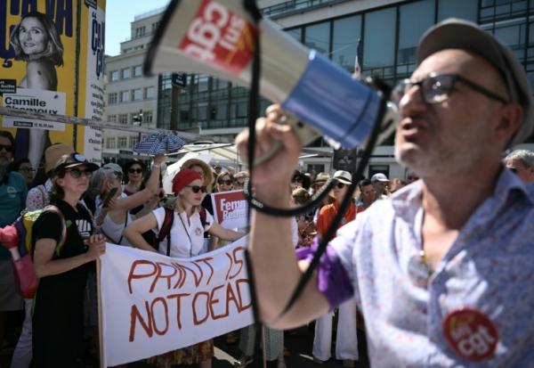Manifestation à Paris place de la Bourse pour défendre la presse, le 18 juin 2026