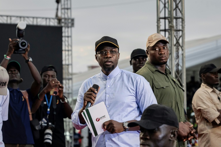 Le Premier ministre sénégalais Ousmane Sonko s'adresse à ses partisans lors d'un rassemblement à Dakar, le 8 novembre 2025