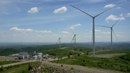 Vue d'ensemble le 25 mai 2026 d'éoliennes du parc d'Oriv, près de Lviv (ouest de l'Ukraine)