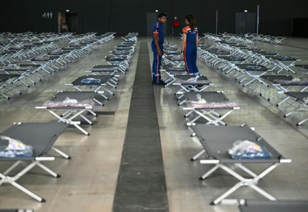 Des membres de la protection civile préparent des lits pour accueillir les personnes déplacées par le mégafeu en Gironde, le 28 juillet 2026 à Aussonne, près de Toulouse 