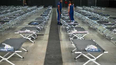 Des membres de la protection civile préparent des lits pour accueillir les personnes déplacées par le mégafeu en Gironde, le 28 juillet 2026 à Aussonne, près de Toulouse 
