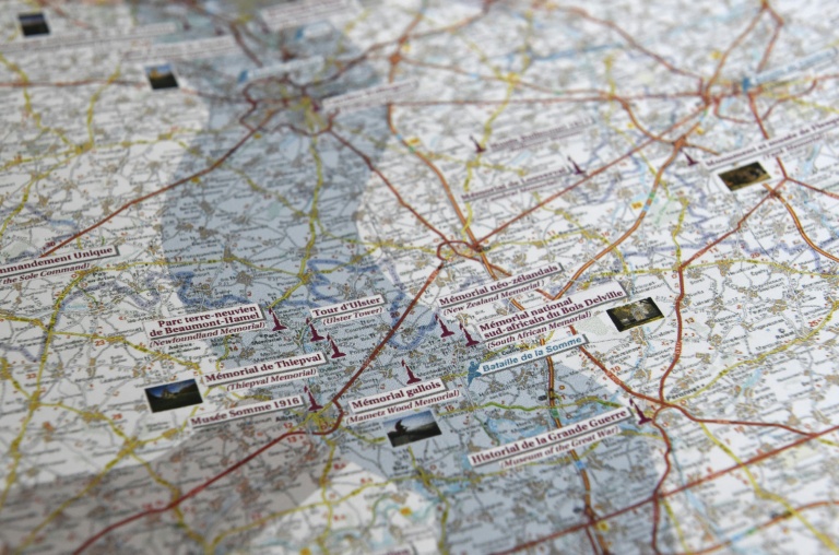 Une carte routière Michelin dédiée aux commémorations du centenaire de la Première Guerre mondiale présentée le 3 avril 2014 à Boulogne-Billancourt, près de Paris