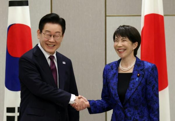 Le président sud-coréen Lee Jae Myung et la Première ministre japonaise Sanae Takaichi lors d'une rencontre à Nara, au Japon, le 13 janvier 2026